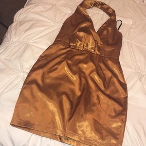 GOLD COLORED DRESS WITH CHOKER.